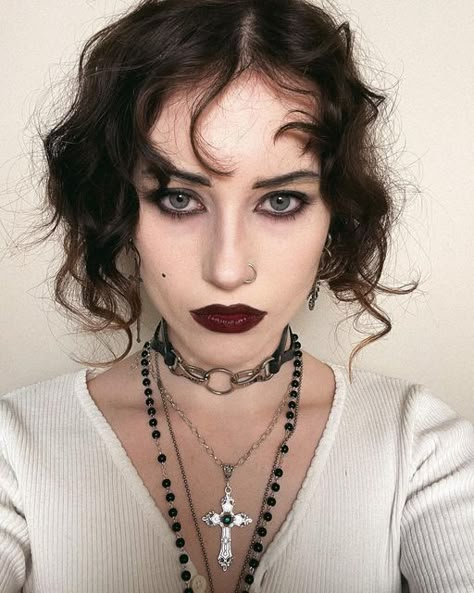 Black Eye Pencil Looks, Nancy Downs Hair, The Craft Makeup Looks, Nancy The Craft Makeup, Goth With Brown Hair, Nancy Downs Costume, Nancy Downs Aesthetic, Goth Brown Hair, Brown Goth Makeup