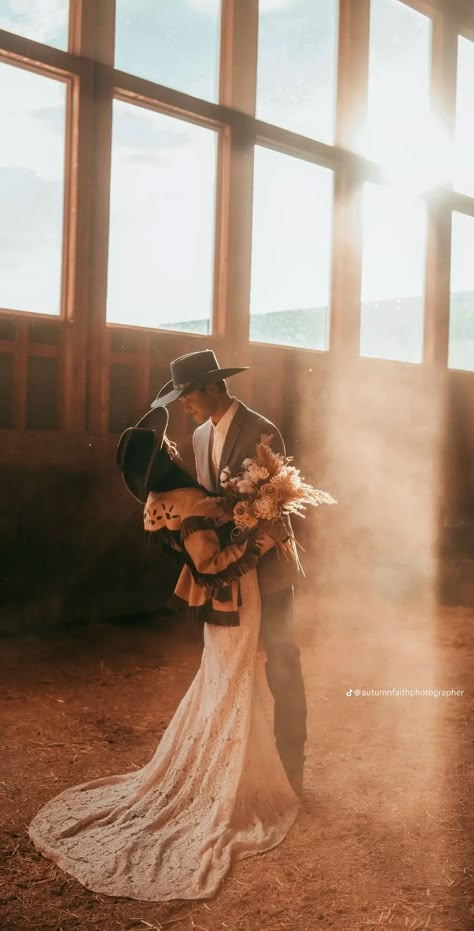 Cowgirl Wedding Ideas, Dream Western Wedding, Saloon Wedding, Western Wedding Party, Old Western Wedding, Wedding Photos Western, Rustic Weddings, Western Wedding Photo Ideas, Western Wedding Hair