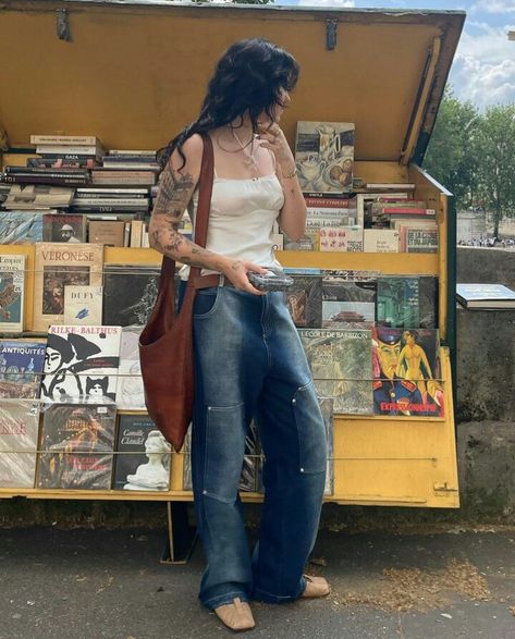 Aesthetic Record Store, Aesthetic Baggy Outfit, Vinyl Record Aesthetic, Flea Market Outfit, Flea Market Aesthetic, Record Store Aesthetic, Record Aesthetic, Summer Europe Outfits, Europe Outfits Summer