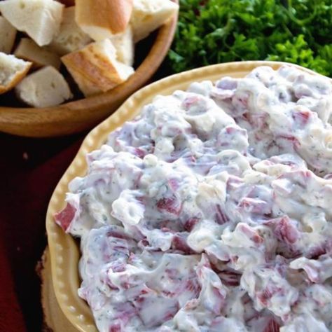 Corned Beef Bagel Dip ~ Quick and Easy Dip Perfect for Entertaining! Easy Appetizer to Serve When Hosting Your Next Party! Corn Beef Dip Recipe, Bagel Dip Recipe, Toast Aperitif, Bagel Dip, Beef Dip, Corn Beef, Party Dip Recipes, Easy Dip, Delicious Dips Recipes