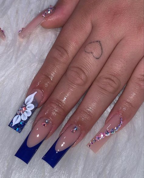 Aqua Square Acrylic Nails, Sapphire Birthday Nails, Blue Bedazzled Nails, Long Blue Acrylic Nails With Rhinestones, Latina Nail Designs Blue, Latina Acrylic Nails Blue, Royal Blue And White Nails Designs, Rhinestone Blue Nails, Blue Nails Rhinestones