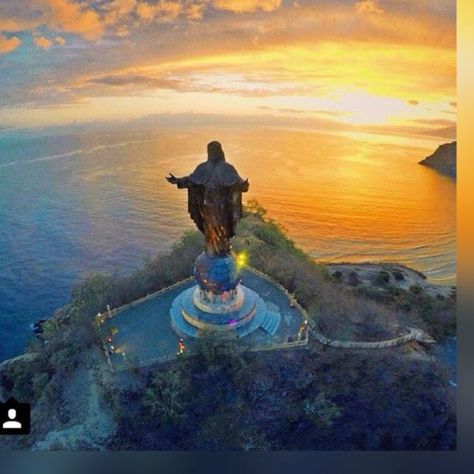 Cristo Rei, East Timor, Indonesia - World's largest Christ statue. Timor Leste Culture, Earth Aesthetic, Jesus Statue, West Papua, East Timor, Dutch East Indies, Africa Destinations, Asian Countries, East Indies