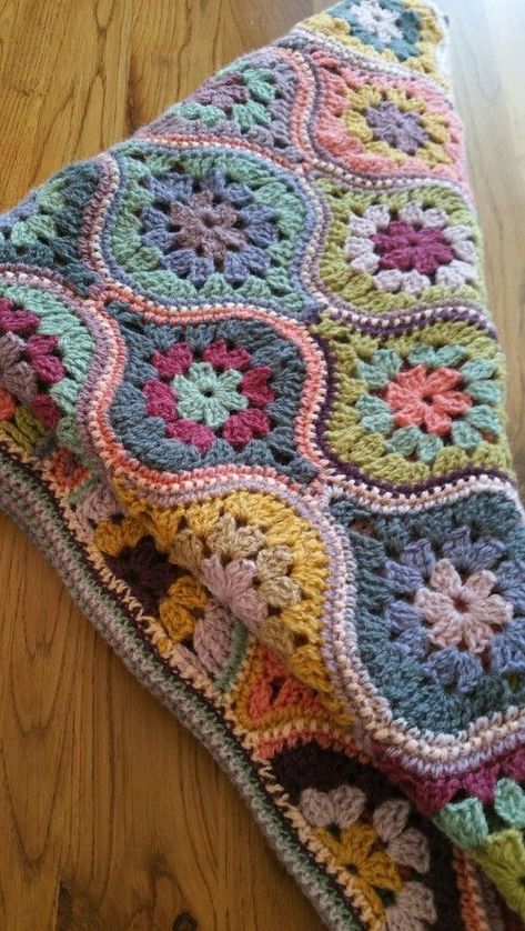 Mystical Lanterns - Free Crochet Tutorial Uncinetto Zig Zag, Motifs Afghans, Cup Of Cocoa, Crocheted Blanket, Crochet For Beginners Blanket, Afghan Patterns, Afghan Crochet Patterns, Crochet Squares, Crochet Granny