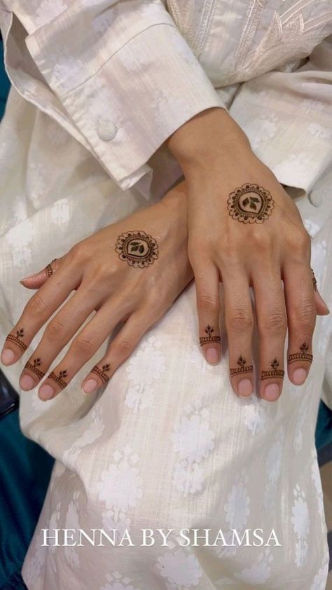 Dainty Arabic Henna Designs, Simple Traditional Henna Designs, Minimal Henna Designs Back, Ramadan Mehndi Simple, Korean Henna Designs, Minimal Arabic Mehendi, Dainty Henna Designs Palm, Subtle Mehndi Designs, 2024 Henna Designs