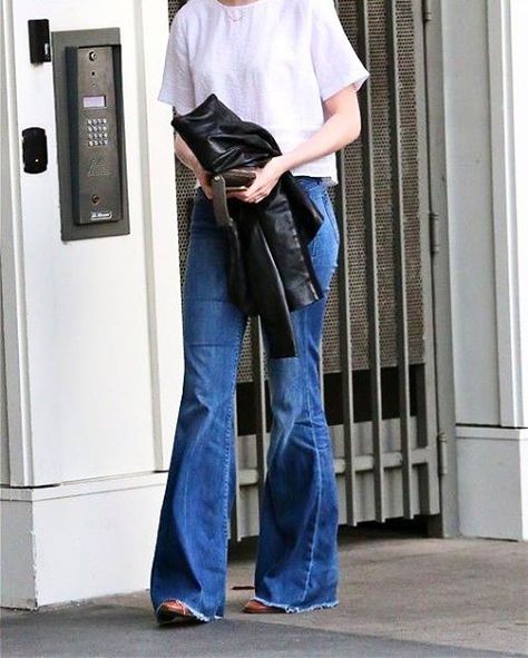 #outfitinspirations #emmastone #flaredjeans #love #simplicity Emma Stone Street Style, Emma Stone Outfit, Emma Stone Style, Fashion Competition, Emma Style, Stone Street, Famous Outfits, Summer Attire, Jack Nicholson