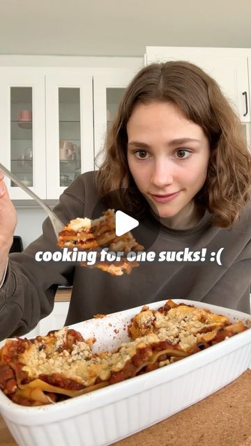 Maya // vegan recipes on Instagram: "SINGLE HOUSEHOLD RECIPES 👩‍🍳   Cooking for only one person can be harrrrd, so stay tuned for the next 6 recipes… delicious stuff is coming.😌 - REZEPTE FÜR EINE/N 👩‍🍳  Für nur eine Person zu kochen kann schwer sein, also freu dich auf die nächsten 6 Rezepte … es kommen sehr schmackofatze Sachen.😌 #easyveganmeals #easyrecipes#easyveganrecipes #quickrecipes #vegancooking" Maya Vegan Recipes, Fit Green Mind Maya, Fit Green Mind, Only One, Recipes Delicious, Cooking For One, For The, Stay Tuned, Vegan Recipes