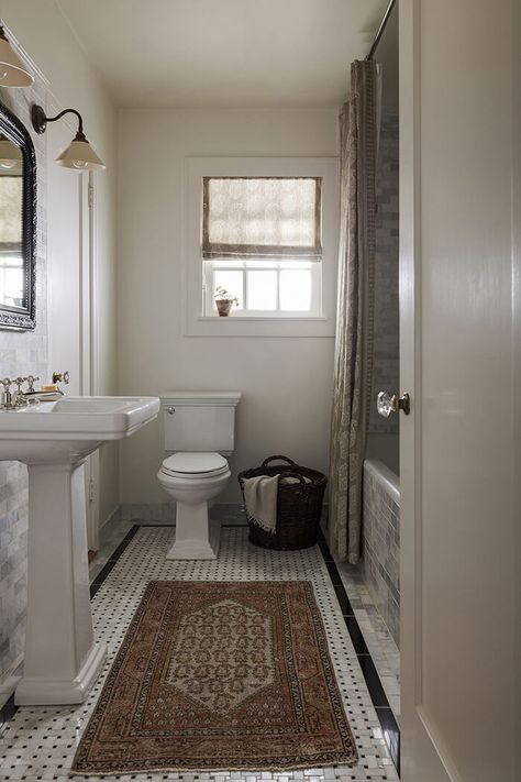 A cozy vintage home Cozy Vintage Home, Interior Designer Portfolio, Rental Home Decor, Pretty Tiles, Interior Design Portfolios, Oak Trim, Designer Portfolio, Nancy Meyers, Bathroom Inspiration Decor