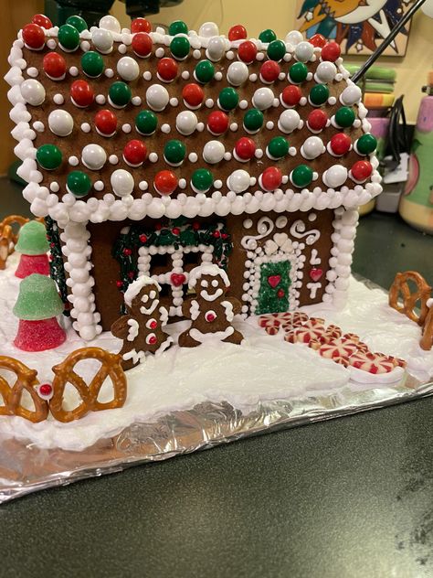 Easy Ginger Bread Houses, Ginger Bread House Decorations Ideas, Ginger Bread House Ideas Simple, Gingerbread House Inspiration Easy, Gingerbread House Inspo Simple, Gingerbread House Decoration Ideas, Ginger Bread Ideas, Gingerbread House Ideas Contest, Gingerbread Competition