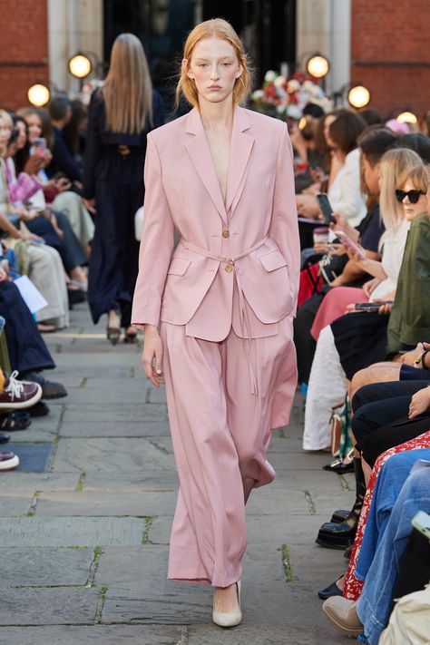 Soft Dramatic Summer, Pastel Pink Outfit, Pink Jacket Outfit, Dramatic Summer, Pastels Fashion, Light Summer Palette, Pink Runway, Pastel Jacket, Classic Street Style