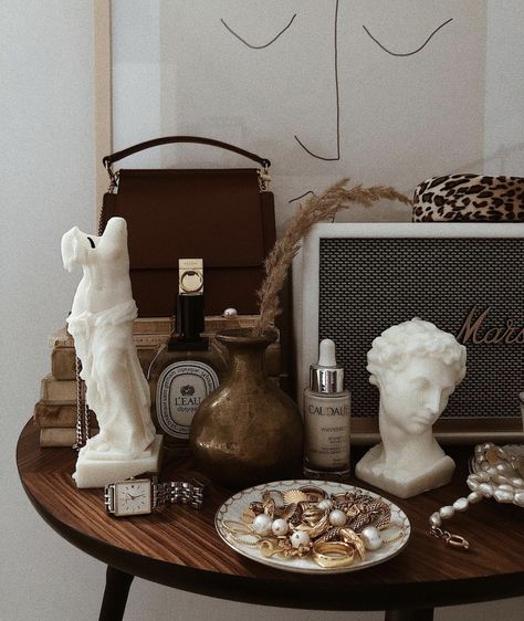 Light Academia Vanity, Erica Hahn, Dark Academia Room Aesthetic, Dark Academia Aesthetic Tips, Vintage Aesthetic Wallpaper, Academia Bedroom, Dark Academia Room Decor, Dark Academia Room, Academia Room