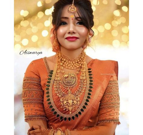 Bridal Blouse Kerala Hindu, Bride Blouse Designs India, Kerala Bridal Look, Taekook Pictures, Bridal Hairdos, Kerala Hindu Bride, Shaadi Outfits, Kerala Wedding Saree, South Indian Wedding Hairstyles