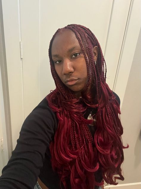 Ombre Red Knotless Braids, Red Layered Braids, Hair Color Combos Braids, Burgundy French Curl Braids, Black And Red Braids, Colored Braids For Black Women, Burgundy Braids, Layered Braids, Red Hair On Dark Skin