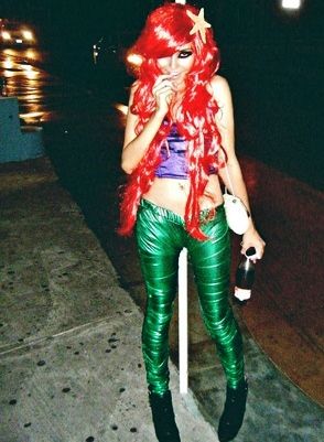 Ariel Little Mermaid Wasted Youth Halloween Costume, don't really like the wasted part of the look but love the green pants idea for the tail. Little Mermaid Halloween Costume, Carnaval Ideas, Mermaid Halloween Costume, Sea Punk, Ariel Costume, Mermaid Halloween Costumes, Ariel Costumes, Little Mermaid Costume, Edm Fashion