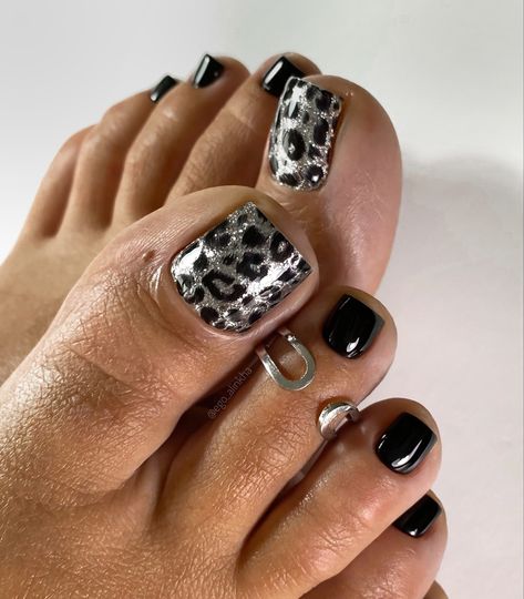 Toe Nail Designs Black, Black And White Pedicure, Leopard Pedicure, Pedicure Design, Pedicure Ideas, Gel Toe Nails, Art Deco Nails, Pedicure Designs, Nails Design With Rhinestones