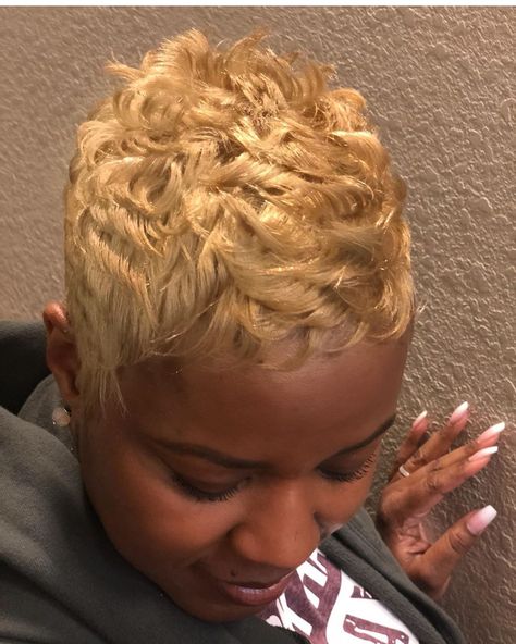 Leslie✨ on Instagram: “B L I X I E ✨  Blonde+Pixie #schwarkopfusa #olaplex #thecutlife #voiceofhair #thechoppedmobb #oaklandhairstylist #bayareahairstylist” Blonde Pixie Cut On Black Women, Honey Blonde Pixie Haircut Black Women, Honey Blonde Pixie, Blonde Pixie Haircut Black Women, Pixie Cut On Black Women, Pixie Haircut Black Women, Haircut Black Women, Short Hair Designs, Awesome Hairstyles