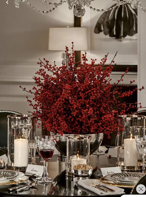 Red Christmas Decor, Christmas Dining Table, Christmas Dining Room, Elegant Christmas Trees, Christmas Tablescape, Christmas Themes Decorations, Christmas Tree Inspiration, Christmas Interiors, Christmas Dining