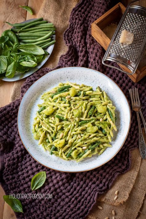 Pasta al pesto is one of easiest and most delicious Italian summer pasta recipes. You can use trenette, trofie, linguine and even spaghetti to make it. This recipe comes directly from Liguria, the birthplace of the world-famous Pesto Genovese. Italian Summer Pasta, Italian Entrees, Summer Pasta Recipes, Pasta Al Pesto, Italian Pasta Dishes, Italian Recipe, Delicious Pasta, Pasta Sauces, Pesto Recipe