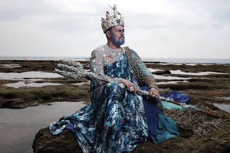 Lots of inspiration, diy & makeup tutorials and all accessories you need to create your own DIY Poseidon Costume for Halloween. Neptune Costume Men, Poseidon Costume Diy, Posiden Costume, Neptune Costume, Poseidon Costume, Diy Costumes Men, Mermaid Halloween Costumes, Mermaid Parade, Under The Water