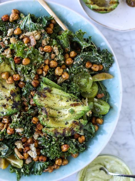 grilled kale avocado salad I howsweeteats.com #grilled #kale #avocado #salad #howsweeteats | Pinned to Loveleaf Co. Kale Avocado Salad, Grilled Kale, Cactus Club, Crunchy Chickpeas, Grilled Avocado, Grilled Veggies, Grilled Corn, Kale Salad, Avocado Salad