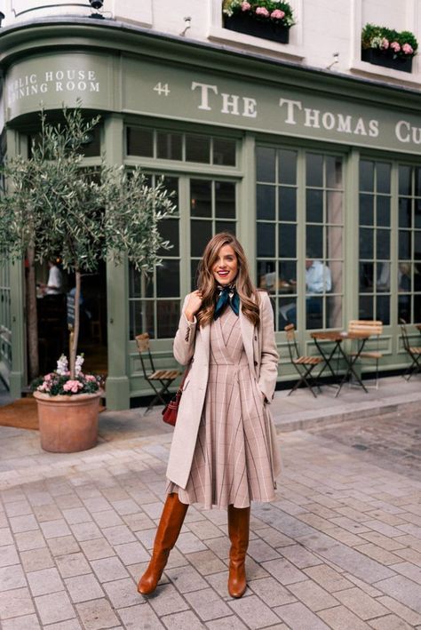 Here are 3 items for fall that will step-up your fall layering styling game! I'm styling a September Gal Meets Glam Collection dress with various fall accessories in this post! Gal Meets Glam Collection, Fall Fashion Coats, Look Retro, Moda Chic, Gal Meets Glam, Looks Street Style, Dress Boots, Layer Style, Mode Inspiration