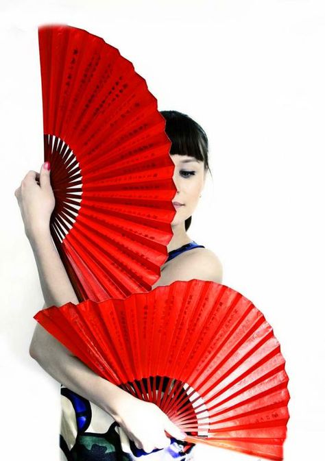 Traditional Chinese Fan Dance Chinese Fan Dance, Dance Romantic, Chinese Fans, China Culture, Chinese Dance, Chinese Fan, Painted Fan, Fan Dance, Japanese Fan