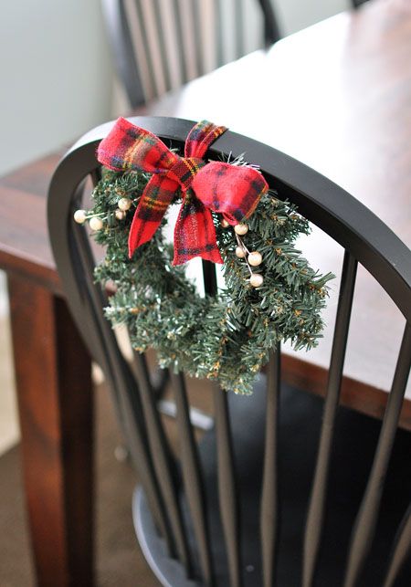 Xmas Chair Decorating Ideas, Holiday Chair Decor, Chair Christmas Decorations, Christmas Wreaths On Chair Backs, Christmas Dining Chair Decor, Back Of Chair Christmas Decor, Wreaths On Back Of Chairs, Wreaths On Chairs, Christmas Chair Decorations