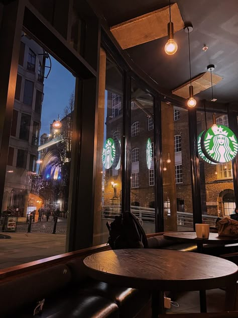 Starbucks In London, Starbucks Shop Aesthetic, London Cafe Aesthetic, Melanie Harlow, Cafe Starbucks, Starbucks London, Traveling Pictures, London Home Decor, London Coffee Shop