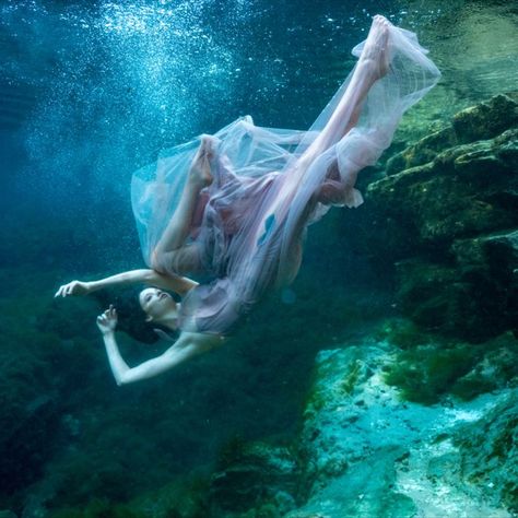 Girl Underwater, Environmental Photography, Underwater Drawing, Underwater Model, Underwater Photoshoot, Underwater Portrait, Breathing Underwater, Ballet Poses, Underwater Photos