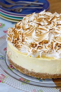 No Bake Lemon Cake, Easy No Bake Lemon Cheesecake, Fridge Desserts, Lemon Cheesecake Filling, Meringue Cheesecake, Lemon Meringue Cheesecake, Janes Patisserie, Meringue Pie Recipes, Italian Meringue