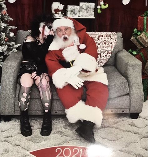 Alt Christmas Aesthetic, Christmas Alt Outfits, Goth Christmas Aesthetic Outfit, Grunge Christmas Aesthetic, Christmascore Aesthetic, Emos With Santa, Goth Gift Ideas, Christmas Grunge, Alt Christmas