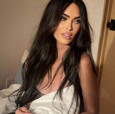 Megan Fox Dark Hair, Megan Fox Long Hair, Black Hair Celebrities, Fox Icon, Megan Fox Makeup, Megan Fox Hair, Alt Hair, Megan Fox Style, Megan Fox Photos