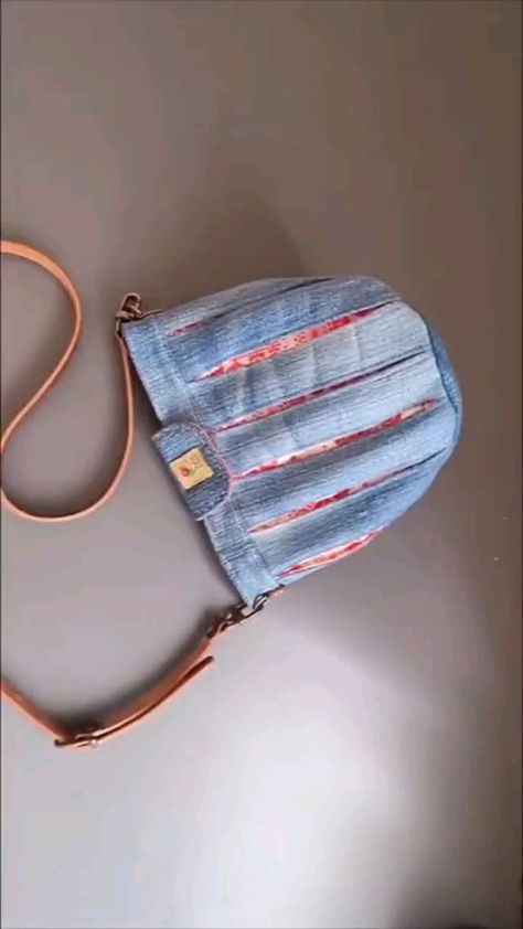 Clothing Brilliant (@clothingbrilliant) on Threads Jean Purses Ideas Recycled Denim, Recycled Handbag, Old Jeans Recycle, Jeans Recycle, Bag From Old Jeans, Recycled Jeans Bag, Diy Makeup Bag, Denim Bag Patterns, Denim Bag Diy