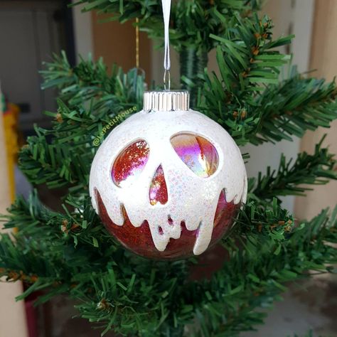 Every Disney Villain Fan's Tree Needs A Poison Apple Ornament Wicked Decor, Disney Christmas Diy, Disney Ornaments Diy, Disney Christmas Crafts, Geek Christmas, Apple Christmas, Disney Christmas Decorations, Disney Christmas Tree, Disney Christmas Ornaments