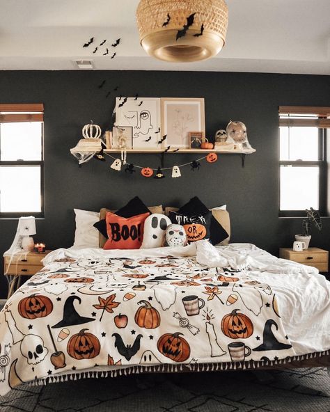 Megan Padilla on Twitter: "Turned my house into a Halloween wonderland lol 😂😂❤️… " Halloween Wonderland, Holiday Room Decor, Halloween Bedroom Decor, Halloween Decor Diy, Decorations Bedroom, Fall Room Decor, Fall Bedroom Decor, Halloween Bedroom, Halloween Room Decor