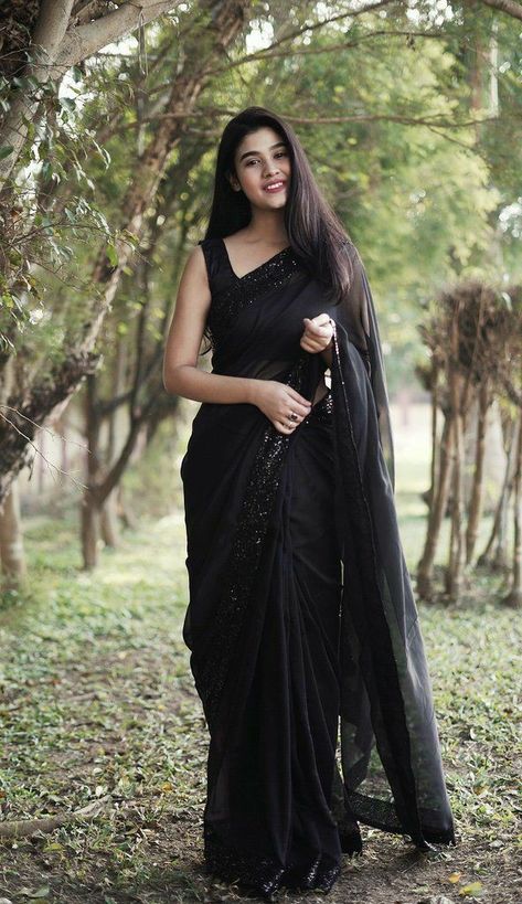 Black Saree Designs, Black Sari, Party Wear Sarees Online, Sarees For Girls, Plain Saree, Look Formal, Simple Sarees, Indian Fashion Saree, Saree Designs Party Wear