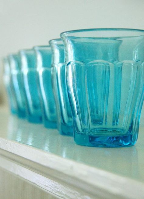 Water glasses Vintage Drinking Glasses, Vert Turquoise, Shades Of Turquoise, Aqua Turquoise, Bleu Turquoise, Vintage Glasses, Aqua Color, Beautiful Dishes, Vintage Dishes