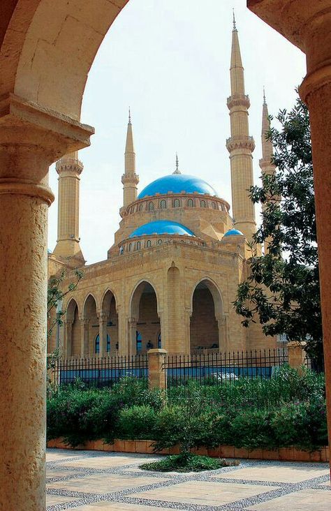 Lebanon Mosque, Lebanon Travel, The Blue Mosque, Beautiful Mosque, Islamic Countries, Mosque Art, Mosque Architecture, Blue Mosque, Beautiful Mosques