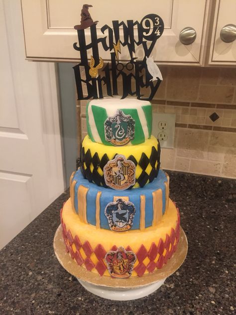 Harry Potter Ice Cream Cake, Harry Potter House Cake, Harry Potter Ice Cream, Harry Potter Four Houses, Harry Potter House, Potters House, House Cake, Harry Potter Houses, Ice Cream Cake