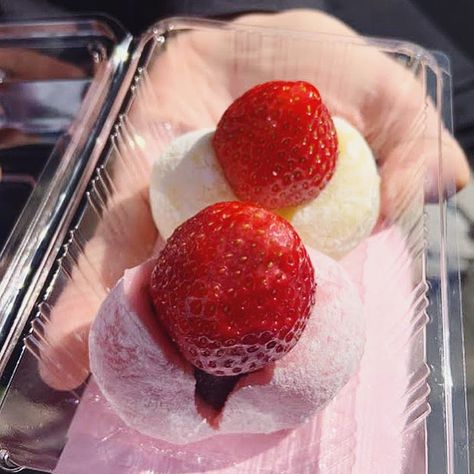 Ichigo Daifuku, Strawberry Daifuku, Japan Tips, Japanese Rice Cake, Dessert Strawberry, Strawberry Mochi, Red Bean Paste, Japanese Rice, Being Kind