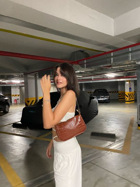 Picture Poses With Purse, Pose Ideas Parking Lot, Poses With A Purse, Parking Lot Aesthetic Photoshoot, Jayda Photoshoot, Parking Lot Poses, Parking Garage Photoshoot Aesthetic, Garage Photoshoot Ideas, Parking Lot Pictures