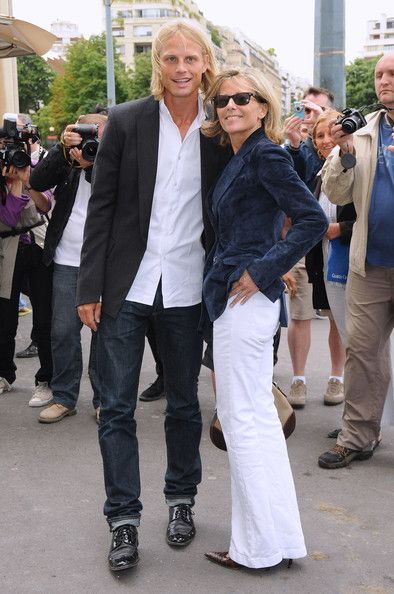 Claire Chazal Style, Balmain Fashion Show, Parisian Women, White Trousers, Armani Prive, Fashion Over 50, Night Outfits, Parisian Style, Giorgio Armani