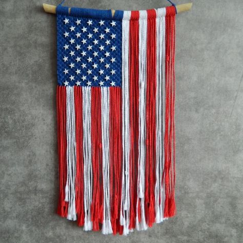 Macrame American Flag, 4h Ideas, American Flag Wall Decor, Fourth Of July Crafts, Wall Decor Macrame, Flag Wall Decor, Macrame Designs, American Flag Wall, Independance Day