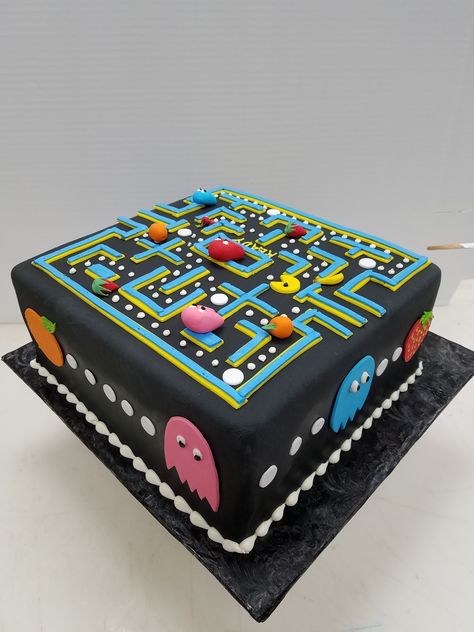 Arcade Birthday Cake, Simple Fondant Cake, Pacman Birthday, Beach Bakery, Arcade Theme, Gaming Cake, Pac Man Cake, Gamer Cake