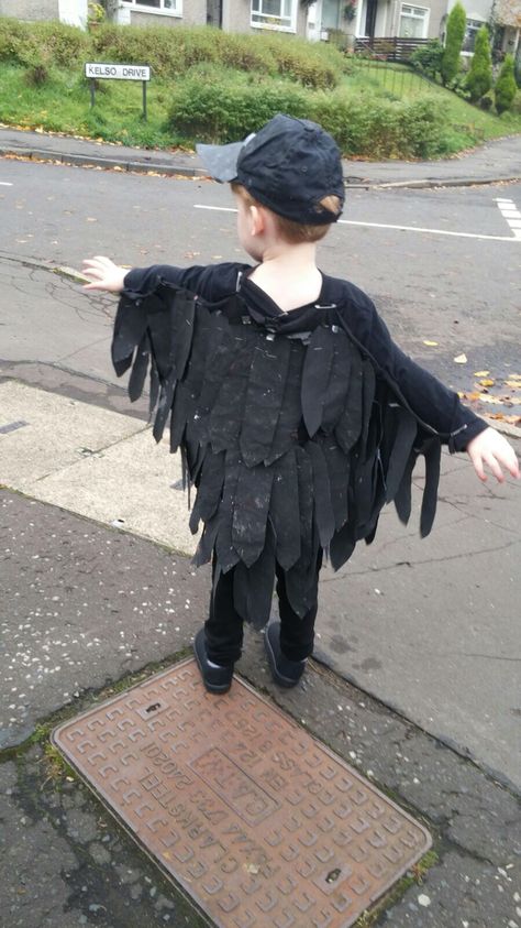 Crow costume. Homemade Halloween costume idea. Crow Wings Costume, Crow Costume Diy, Diy Halloween Entrance, Wings Costume Diy, Mary Poppins Halloween Costume, Mens Halloween Costumes Diy, Diy Scarecrow Costume, Stitch Halloween Costume, Costume Homemade