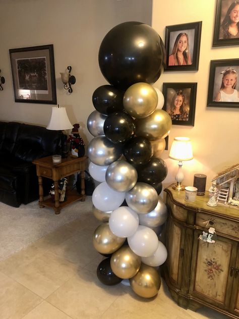 Balloon tower! #balloon #balloon decor Balloon Tower Ideas, Ballon Tower, Football Event, Vendor Fair, Gatsby Birthday Party, Football Balloons, Awards Banquet, Regalos Ideas, Banquet Decor