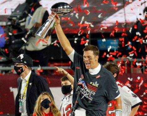 Tom Brady Patriots, Tampa Bay Buccaneers Football, Raymond James Stadium, Football Usa, Buccaneers Football, Nfl Football Pictures, Tampa Bay Bucs, Vince Lombardi, Sports Aesthetic