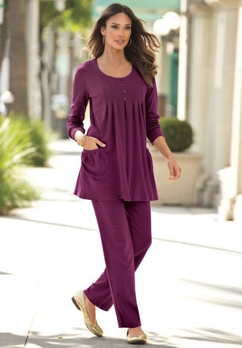 Long-Sleeve Two-Pocket Soft Knit Tunic PlusSizeSummerStyle #summervivibes #plussizefashionista #ootd #plussizequeen #plussize #summerfashion. https://whispers-in-the-wind.com/the-ultimate-plus-size-outfit-guide-summer-in-style/?713 Easy Tunic, Plus Size Fashionista, Tunic Style Tops, Long Tunic Tops, Effortless Outfit, Date Night Dresses, Swimsuits For All, Decorative Buttons, Knit Tunic