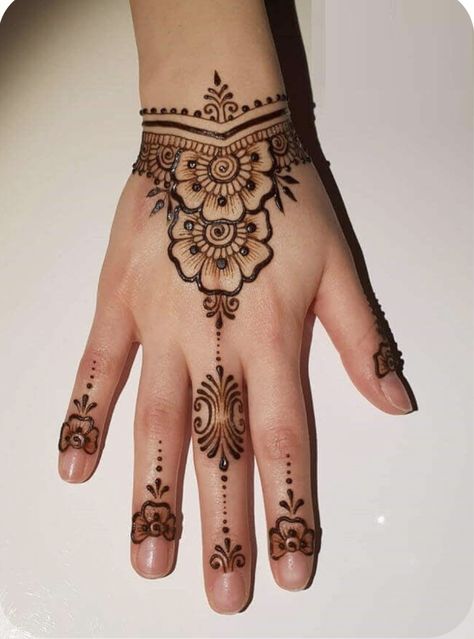 Henna Designs Kids, Mehandi Ke Design, Mehndi Design Hand, Henna Motive, Simple Henna Designs Hand, New Mehndi Design, Short Mehndi Design, Bridal Mehndi Design, New Mehndi