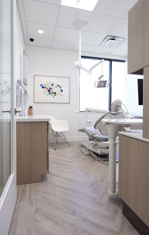 Vanwege visgraatvloer en houtkleur Neutral Dental Office, Modern Dental Operatory, Dental Office Flooring, Dental Office Operatory, Dental Operatory Design, Dental Operatory, Dental Design Interior, Ortho Office, Dental Office Ideas