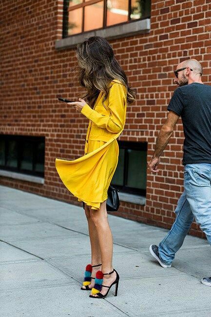 Walking Down The Street, Best Summer Dresses, Nyfw Street Style, Mode Boho, Yellow Outfit, Winter Shirts, Looks Street Style, Street Style Summer, Dress Yellow